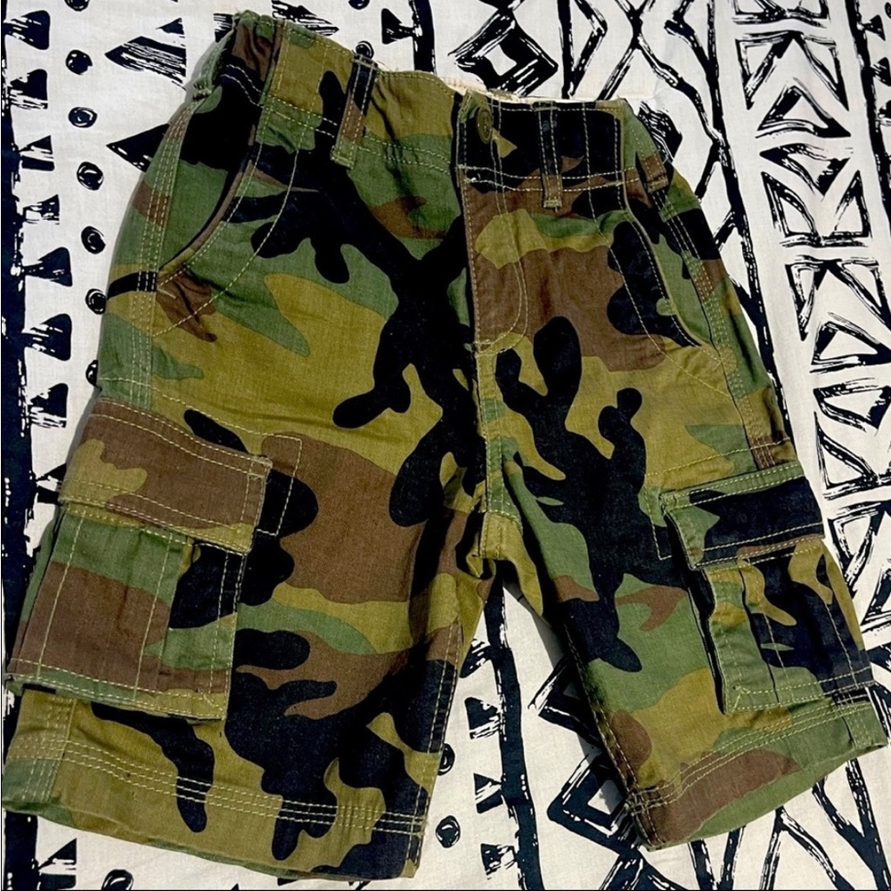 Size 5 Boys Gap Cargo Shorts.